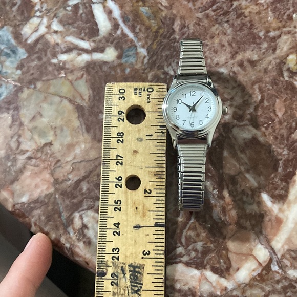 New Silver-Colored Expandable Quartz Watch, Battery Operated - Picture 8 of 13